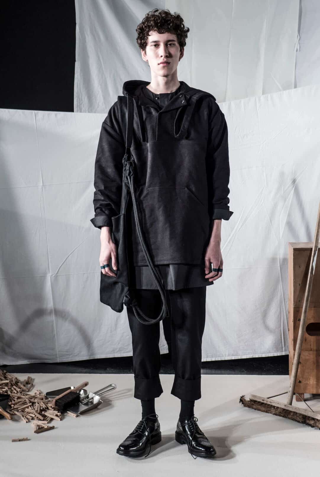 【PHOEBE ENGLISH】背面プリーツ Hooded Coat black PHOEBE-ENGLISH-MAN-AW17-LOOK-8